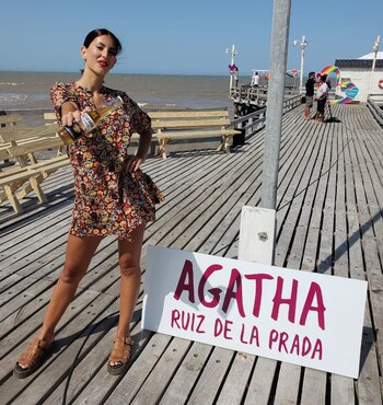 Luz Moreno con cerveza Corona