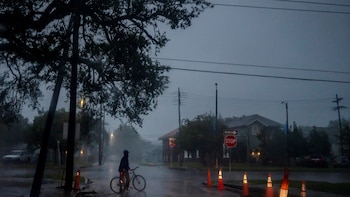 Millones de personas quedan bajo amenaza por una ola de tormentas e inundaciones que golpea el sur de Estados Unidos