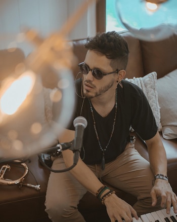 A lo largo de su trayectoria, Josefe ha colaborado con figuras reconocidas como Juan Luis Guerra, Laura Pausini y el Grupo Niche.