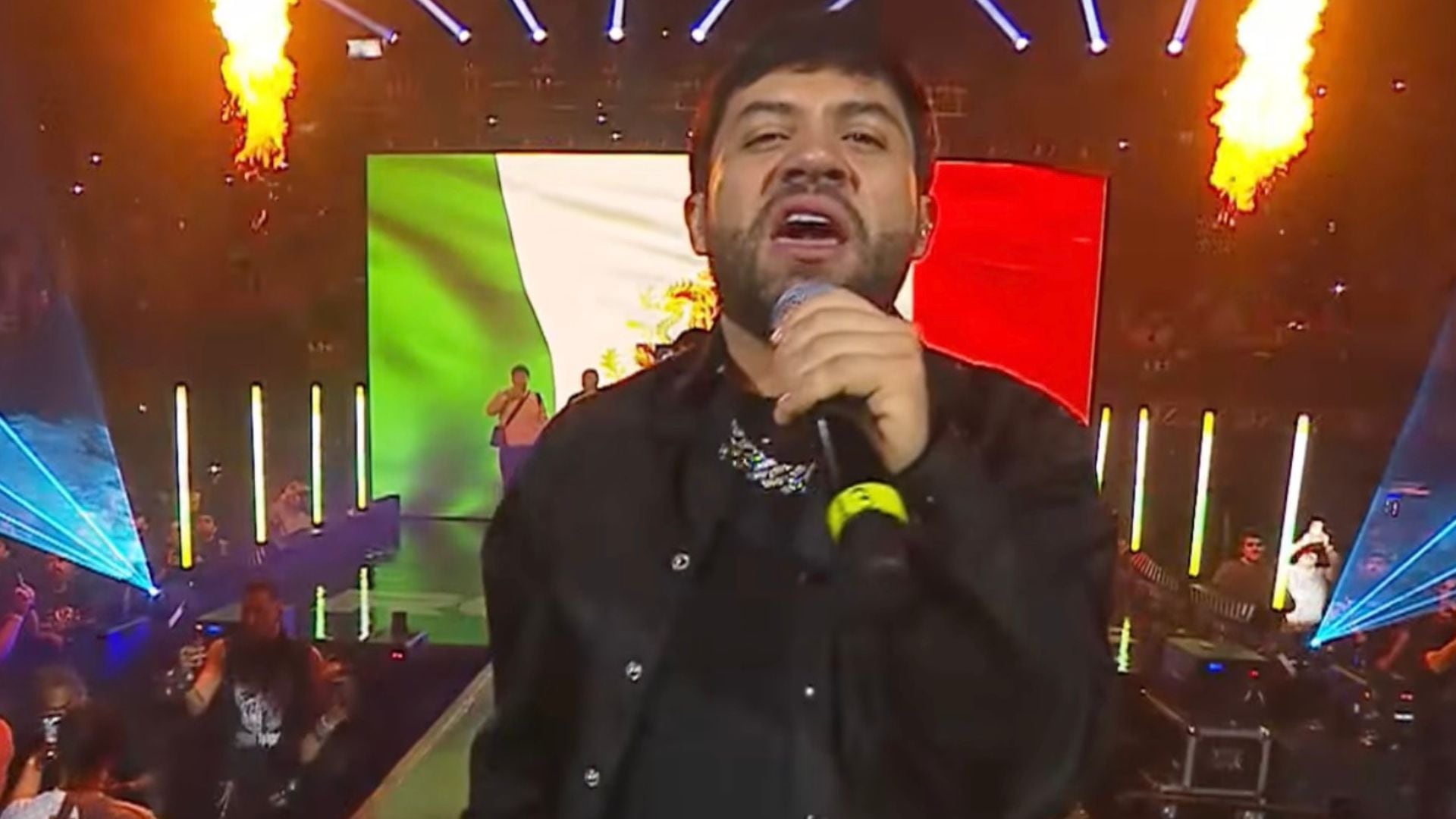 La actuación de Luis R. Conriquez en Ring Royale 2026 generó polémica luego de que interpretara corridos como El Presidente y Triple Lavada. (Captura de pantalla)