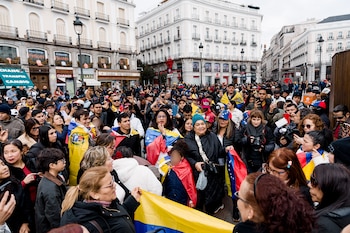 Decenas de venezolanos celebran la