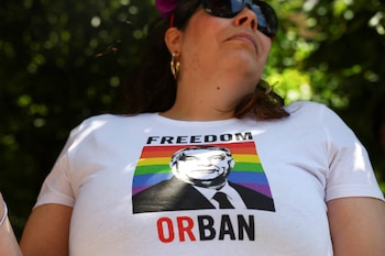 Una persona lleva una camiseta