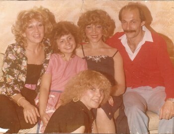 Claudia, la más chiquita, junto