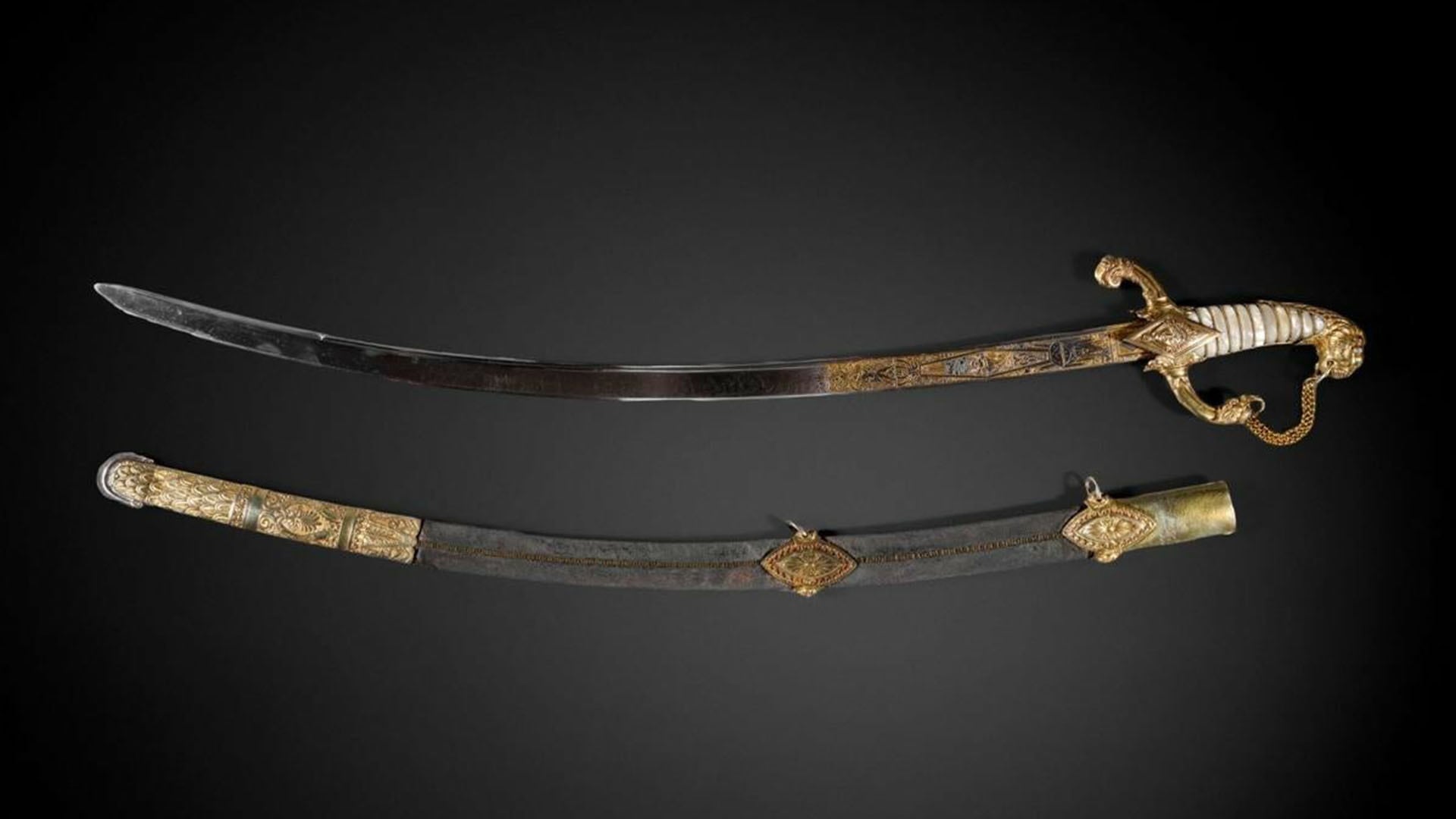 La historia europea estuvo representada por la espada conmemorativa de Napoleón Bonaparte (EFE)