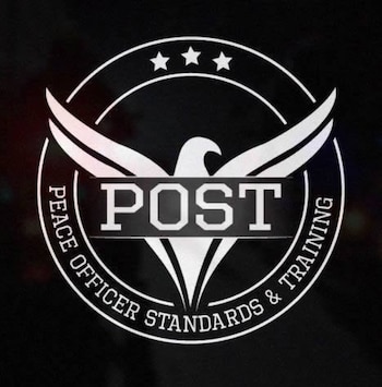 Logotipo circular blanco sobre fondo negro con las siglas POST, tres estrellas y el texto Peace Officer Standards & Training