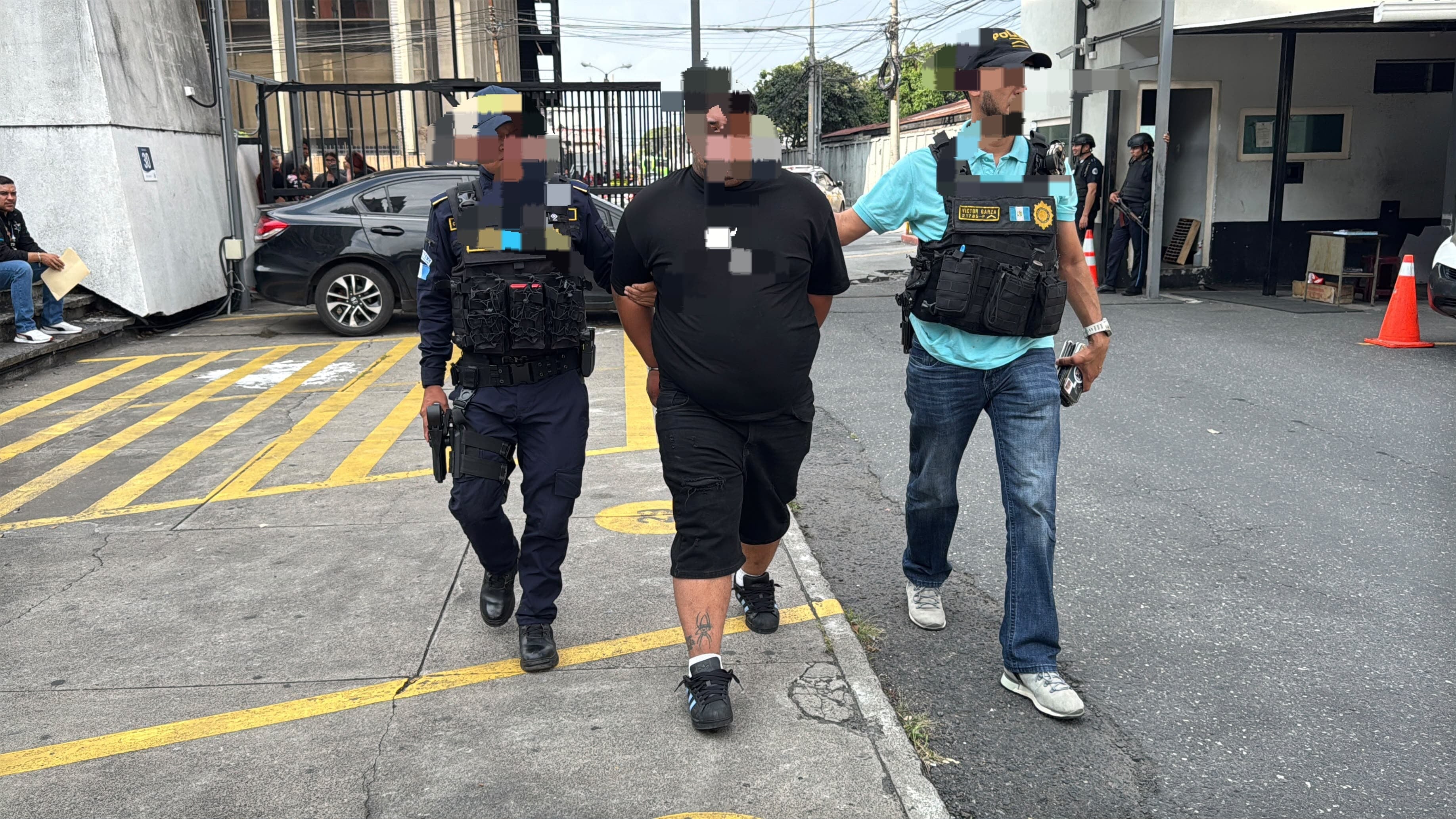 La detención del sospechoso ocurrió durante una vigilancia en la vía pública de la colonia El Amparo I, ubicada en la zona 7 de la capital. (PNC de Guatemala)