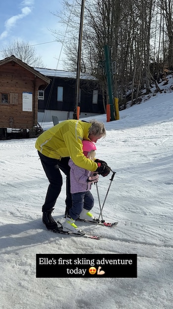 Daniela Christiansson enseñándole a esquiar