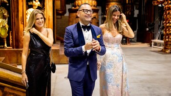 Fábian junto a sus musas