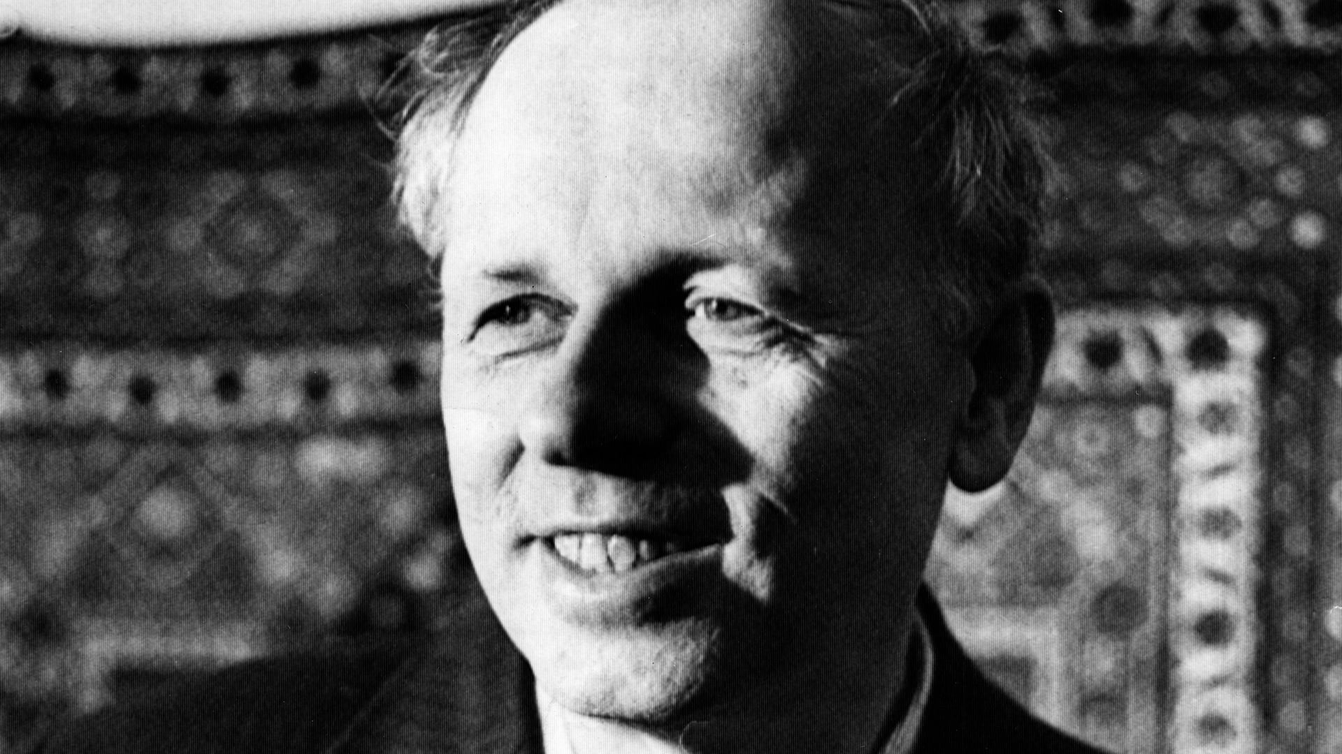 El físico nuclear soviético disidente Andrei D. Sajarov posaba sonriente tras conocer la noticia de que había sido galardonado con el Premio Nobel de la Paz 1975. EFE/svb./Archivo