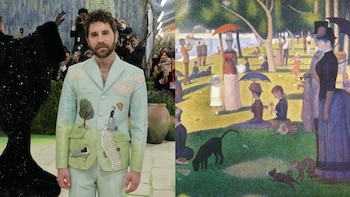 Un hombre barbudo, Ben Platt, viste un traje color menta bordado con escenas de la obra de arte de Georges Seurat y posa junto a una imagen de dicha pintura