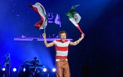 La aparición de carteles con mensajes en inglés y español cerca del Ángel de la Independencia ha impulsado diversas teorías sobre una posible visita del cantante británico.(Foto: Twitter/@lthsemnl)