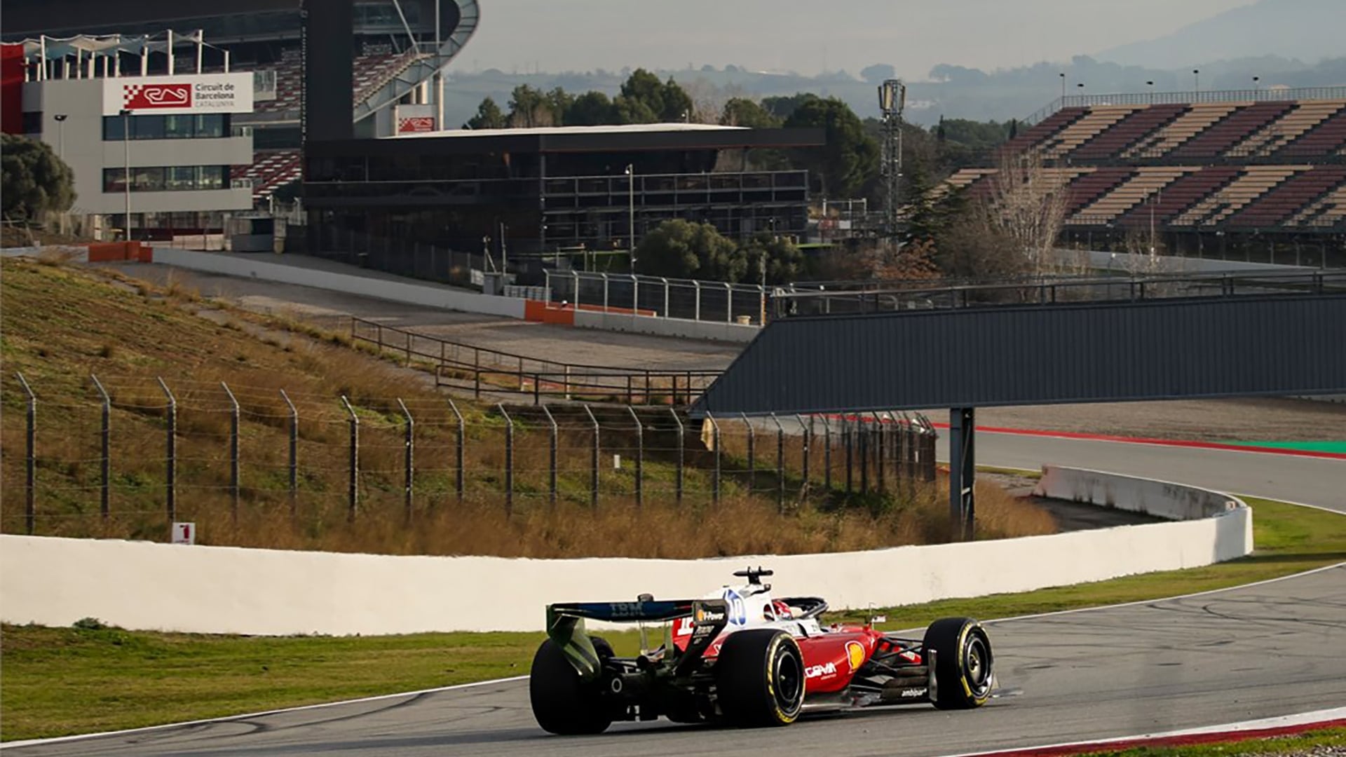 El segundo día de acción en la Fórmula 1 tuvo varias ausencias, dos estrenos y una bandera roja en el Shakedown Week
