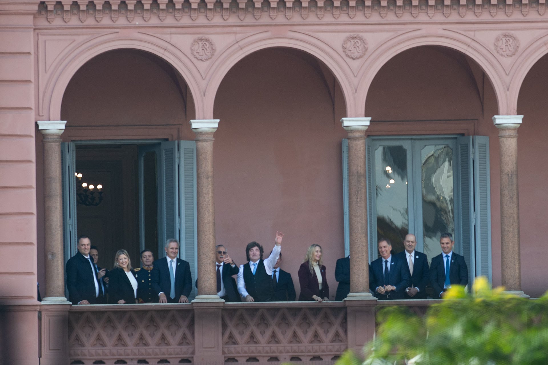 Diversas autoridades nacionales participan en la celebración del Tedeum desde el emblemático balcón de la Casa Rosada. (Jaime Olivos)