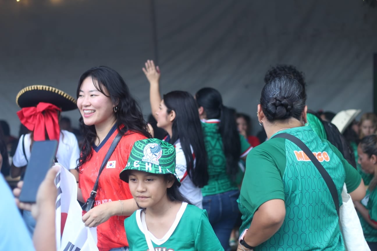 Aficionados de la selección mexicana de fútbol y simpatizantes con la bandera de Corea del Sur se reúnen en Guadalajara. ((Zurisaddai González/ Infobae México))