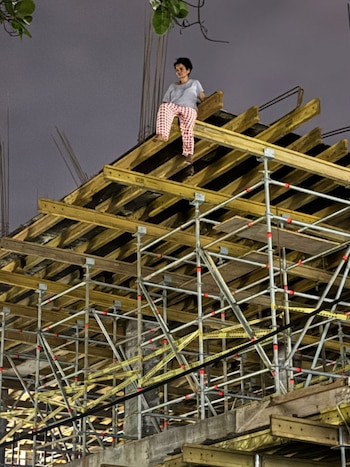 Según medios locales, la mujer permaneció 12 horas sobre al estructura - crédito Liss Velez / Facebook