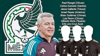 Retrato de Jaime Lozano junto al escudo de México, una lista de nombres de jugadores en texto y dos camisetas de fútbol negras.