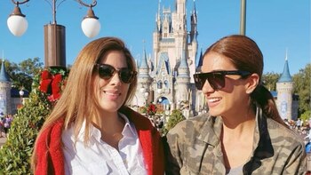 Andrea Serna y su hermana