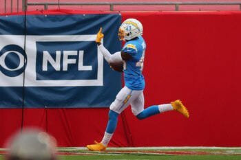 Michael Davis (43) regresa una