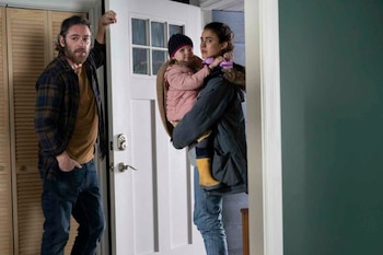 A la izquierda, Billy Burke