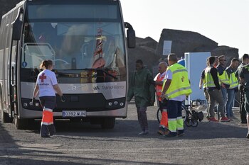 01/01/1980 Varios emigrantes son atendidos a su llegada al muelle de la Restinga, a 10 de enero de 2024, en El Hierro, Islas Canarias (España). La embarcacio´n de la Guardia Civil, Ri´o Guadiator, ha rescatado en aguas próximas a El Hierro a 52 inmigrantes en un cayuco. Además, esta tarde ha llegado un cayuco con 192 migrantes a bordo, todos de origen subsahariano, al puerto de Los Cristianos (Tenerife) en compañía de la Salvamar Alpheratz, que había salido a su rescate.
POLITICA
Europa Press Canarias - Europa Press