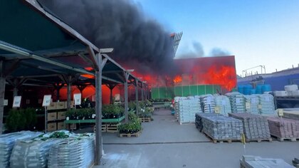 Un ataque ruso provocó un incendio de gran magnitud en un hipermercado de Kharkiv: alertan que habría más de 200 personas en el lugar