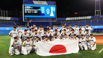 Tokyo 2020 Olympics - Baseball - Men - Gold Medal Match - United States v Japan - Yokohama Baseball Stadium, Yokohama, Japan - August 7, 2021. Team Japan celebrate winning the Gold Medal Match with the flag of Japan. REUTERS/Issei Kato
