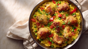 Paella con alitas de pollo, arroz dorado, cocina casera, sabor mediterráneo – (Imagen Ilustrativa Infobae)