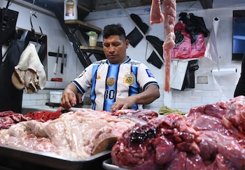(GUATEMALA), 15/07/2026.- Una persona trabaja usando una camiseta de Argentina, previo al partido del Mundial de la FIFA 2026 entre Inglaterra y Argentina, este miércoles en el mercado de La Terminal, en Ciudad de Guatemala (Guatemala). EFE/ Alex Cruz