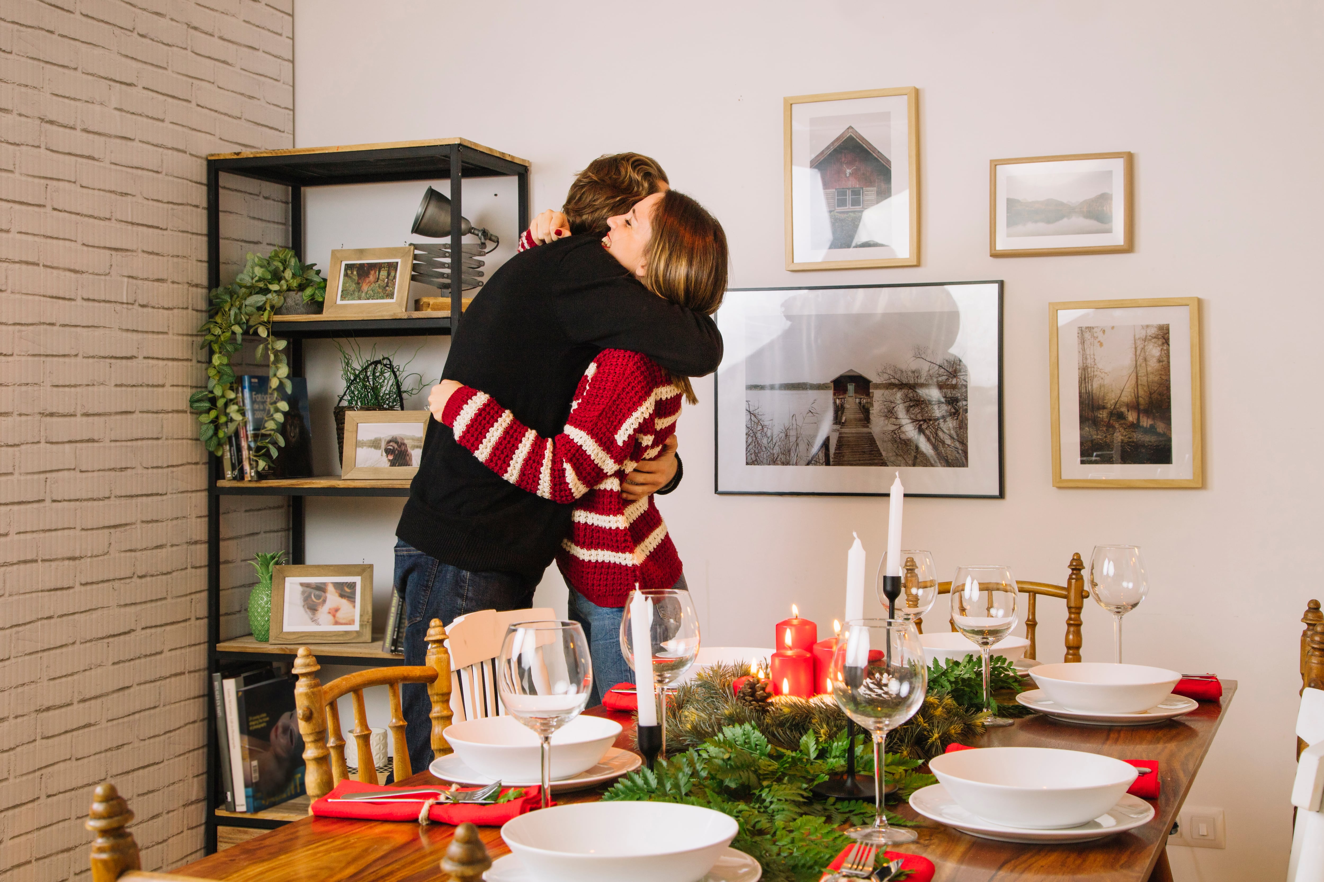 Nedra Glover Tawwab recomienda romper patrones y establecer nuevas estrategias para afrontar el estrés en reuniones familiares durante las fiestas (Freepik)