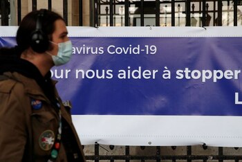 Un hombre usando mascarilla, París, Francia, 7 abril 2020.
REUTERS/Gonzalo Fuentes