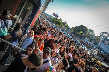 Cientos de fanáticos hacen fila