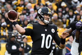 Mitch Trubisky (10), quarterback de Steelers de Pittsburgh, lanza un pase durante la segunda mitad del juego de la NFL en contra de los Ravens de Baltimore, en Pittsburgh, el domingo 11 de diciembre de 2022. (AP Foto/Don Wright)