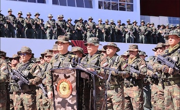 Domingo Hernández Lárez rodeado de