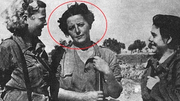 Fotografía en blanco y negro de tres personas al aire libre. La mujer central, Angelines Fernández, está rodeada por un círculo rojo. La acompañan una mujer y un hombre