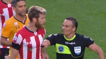 El inesperado codazo del árbitro