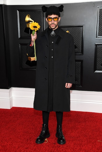 Un conjunto negro con botas