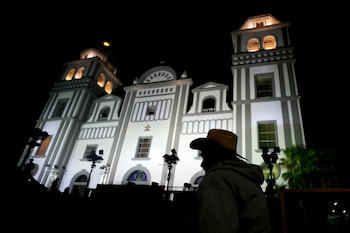 En Tegucigalpa, el P. Carlo Magno Núñez, rector de la Basílica de Nuestra Señora de Suyapa, participó en los actos oficiales por las Fiestas Patrias ante el presidente Nasry Asfura y representantes de las instituciones del país. (Honduras). EFE/Gustavo Amador