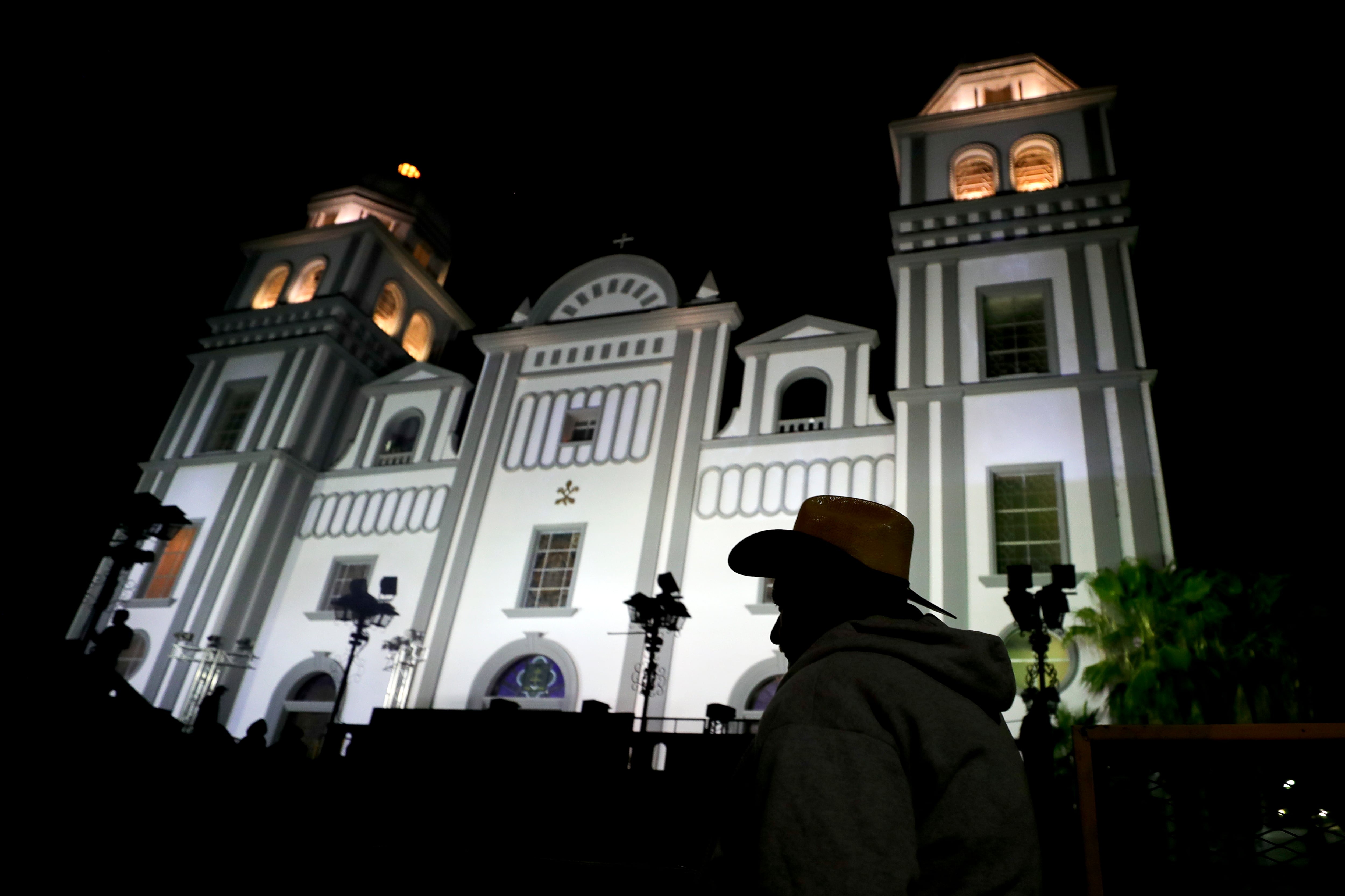 En Tegucigalpa, el P. Carlo Magno Núñez, rector de la Basílica de Nuestra Señora de Suyapa, participó en los actos oficiales por las Fiestas Patrias ante el presidente Nasry Asfura y representantes de las instituciones del país. (Honduras). EFE/Gustavo Amador