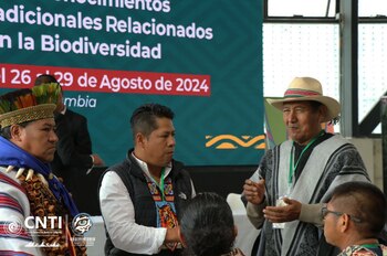 Representantes de comunidades indígenas y