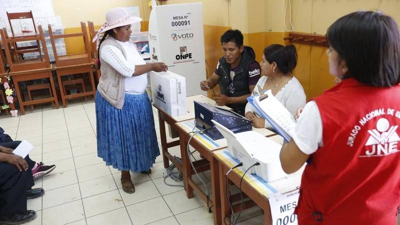 El interés electoral tiende a ser mayor entre los encuestados de los niveles socioeconómicos A/B y quienes cuentan con educación superior. Foto: TV Perú
