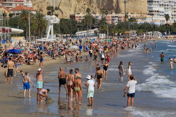 Alicantinos disfrutan de un día