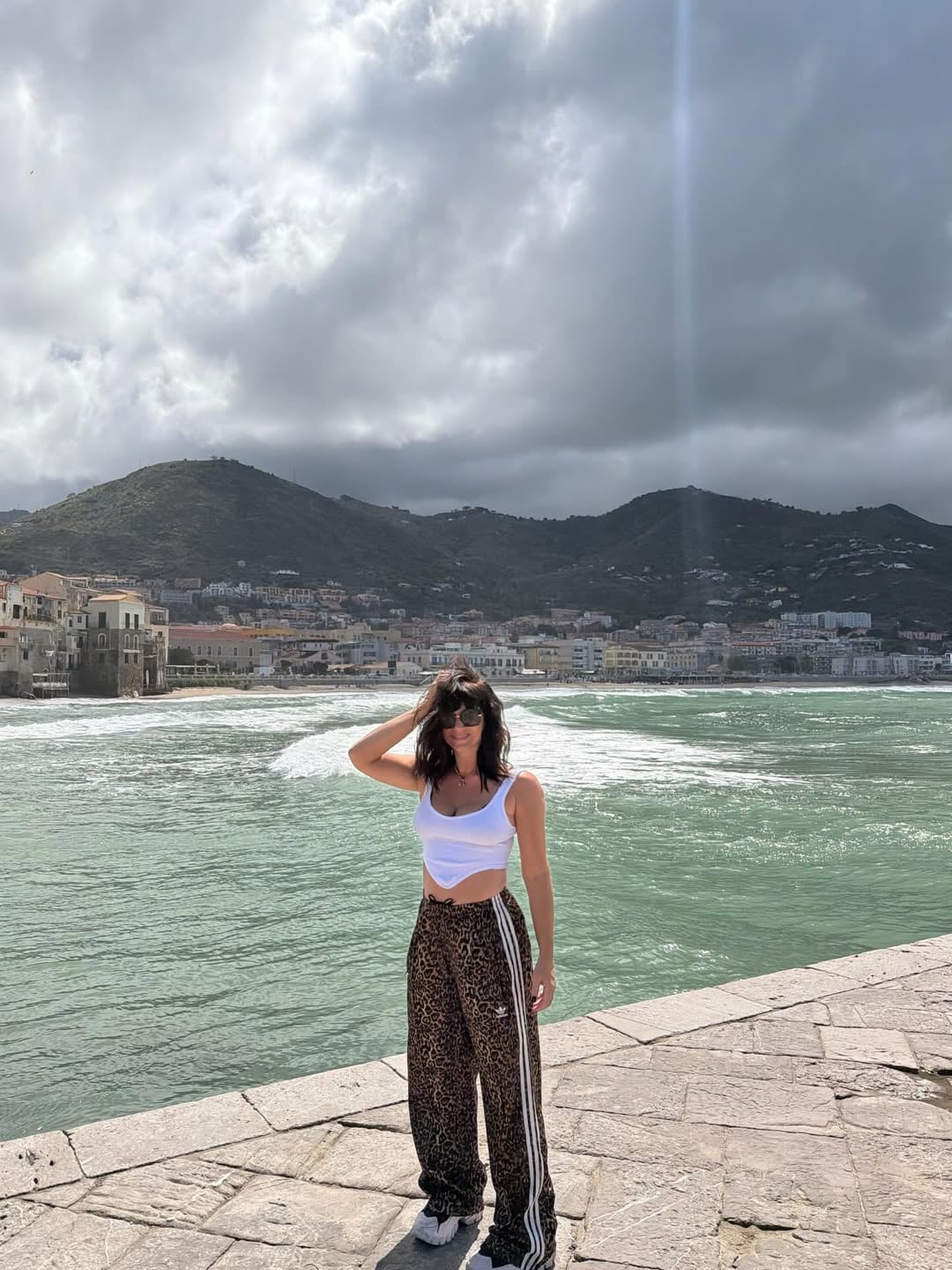 Pantalón de animal print, remera blanca, zapatillas y anteojos de sol fueron los elegidos por la actriz