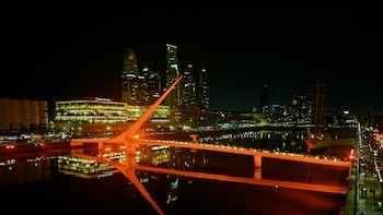 La Ciudad de Buenos Aires iluminó de naranja sus principales monumentos para homenajear a donantes de órganos y sus familias