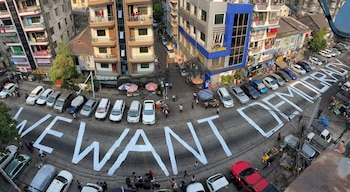 Imagen de archivo de un lema escrito en una calle como protesta luego del golpe de Estado en Rangún, Myanmar. 21 de febrero, 2021. REUTERS/Stringer/Archivo