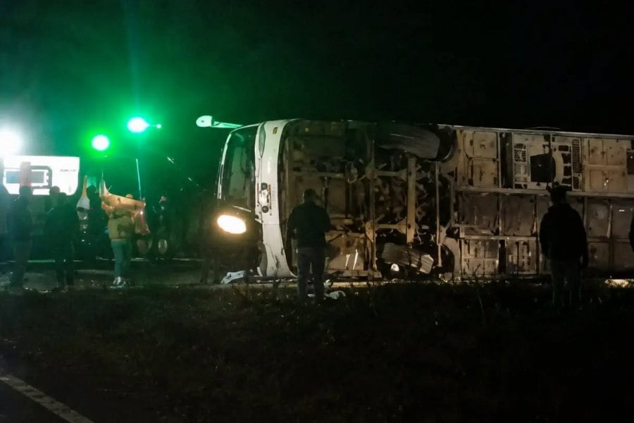 El micro sobre la Ruta Nacional 14 (Foto: El Libertador)