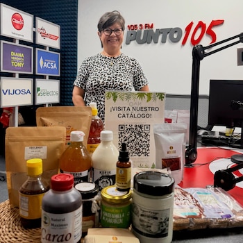 Claudia Aragón, fundadora de Nao Market, presenta una selección de productos artesanales y saludables durante una entrevista en la radio Punto 105 FM en San Salvador (Cortesía).