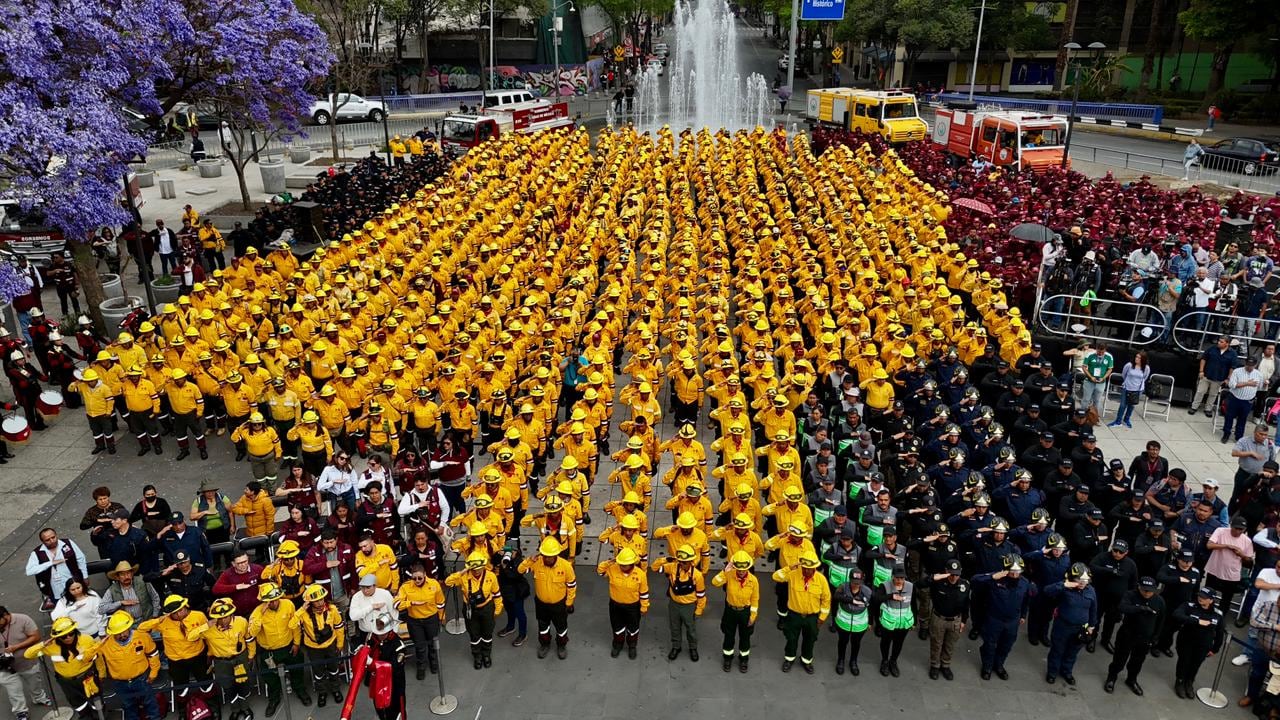 La Ciudad de México cuenta con 2 mil 370 brigadistas y mil 600 bomberos dedicados a combatir incendios en zonas de conservación, lo que suma un total de 4 mil combatientes activos. Foto: X/@ClaraBrugadaM.