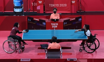 Duelo de singles femeninos en tenis de mesa: Caroline Tabib -derecha- de Israel frente a Khetam Abu Awad -izquierda- de Jordania