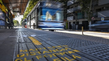 Iba a trabajar en colectivo, el chofer frenó de golpe y otros pasajeros le cayeron encima: lo indemnizarán con $21 millones