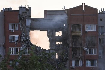 Un bombero trabaja en el sitio de un edificio de apartamentos alcanzado por un ataque con misiles rusos (REUTERS/Mykola Synelnykov)